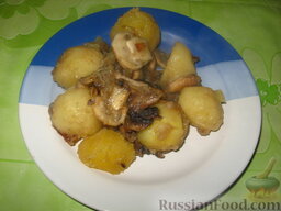Картофель с шампиньонами: Подавать картофель с шампиньонами горячим, как самостоятельное блюдо или гарнир к рыбе и мясу.  Приятного аппетита!