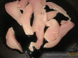 Гречневая каша с куриным фрикасе: Приготовить фрикасе из курицы с грибами.   Куриное филе нарезать полосками и обжарить на растительном масле с двух сторон.