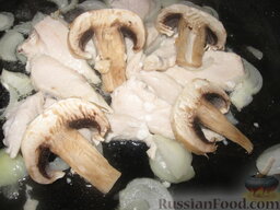 Гречневая каша с куриным фрикасе: После чего добавить нарезанные пластинами грибы, и тушить все вместе 5 минут.