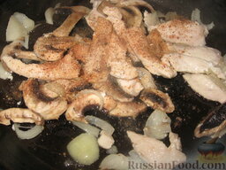 Гречневая каша с куриным фрикасе: Посолить, добавить приправу к грибам.