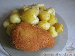 Куриное филе жареное (котлеты по-киевски): Подавать котлету с картошечкой. Приятного аппетита.