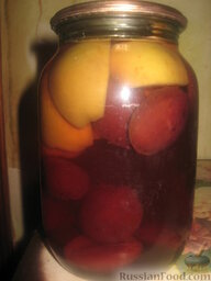 Компот из слив и яблок на зиму: Залить фрукты сиропом. Компот из слив и яблок сразу же закатать и укутать до остывания.
