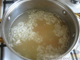 Суп из семги: Рыбу с костями залить водой и сварить бульон. Бульон процедить и вылить обратно в кастрюлю. Добавить лук и морковь.