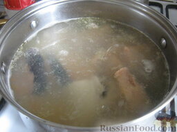 Суп из семги: В кастрюлю с рыбным бульоном добавить картофель. Довести бульон до кипения. Через 15 минут добавить рис и кусочки рыбного филе.