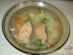 Суп из семги: Варить суп из семги на маленьком огне до готовности картофеля, рыбы и риса. В конце варки в суп из семги добавить измельченную зелень.  Огонь выключить, накрыть кастрюлю с супом крышкой и дать супу настояться.