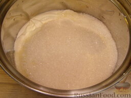 Торт "Битое стекло": Сметану взбиваем с сахаром. Нужно, чтобы сахар полностью растворился.   Затем разводим желатин в небольшом количестве горячей воды (3-5 ст. л.) и смешиваем его со сметаной.