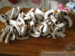 Постная тушеная капуста с грибами: Вымыть и нарезать грибы.