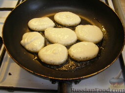Оладьи без яиц: На сковороде разогреваем растительное масло. Ложкой выкладываем небольшие порции теста. На среднем огне поджариваем оладьи до золотистого цвета.