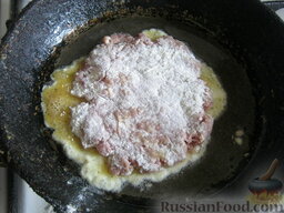 Бризоль из свинины: Нагреть сковороду налить растительное масло, чтобы масло было на 0,5 см на сковороде. Вылить взбитое яйцо, аккуратно распределив его по всей сковороде.   Когда яйцо слегка схватится, аккуратно перенести мясную лепешку и выложить ее прямо на яичный слой.   Накрыть крышкой и уменьшить огонь, чтобы яйцо не подгорело. Жарить бризоль из свинины до золотистого цвета минут 5.