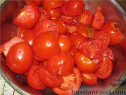 Баклажаны консервированные с перцем и помидорами: Помыть и разрезать помидоры.