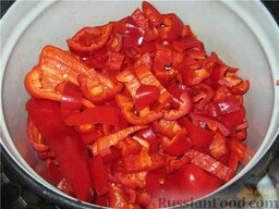 Баклажаны консервированные с перцем и помидорами: Перец помыть, очистить от хвостика и семян. Порезать соломкой.