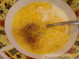 Закусочные гренки к завтраку: Яйца взбиваем вилкой, добавляем соль, молотый перец, молоко. Тщательно перемешиваем.