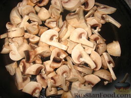 Ленивый бризоль: Приготовить начинку для бризоли. Разогреть на сковороде растительное масло и обжарить на нем вымытые и нарезанные грибы.