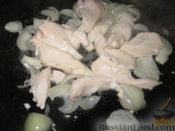 Фрикасе из курицы с грибами по-испански: К мясу добавить нарезанный тонко полукольцами лук и тушить вместе до того момента, пока лук не станет прозрачным.