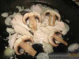 Фрикасе из курицы с грибами по-испански: Добавить нарезанные пластинами грибы, и тушить все вместе 5 минут.