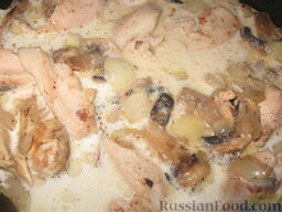 Фрикасе из курицы с грибами по-испански: Залить мясо с грибами сливками и довести до кипения.