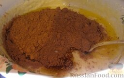Шоколадные кексы с кефиром и манкой: Растапливаем маргарин, добавляем его к кефиру с содой. Туда же добавляем какао. Перемешиваем.