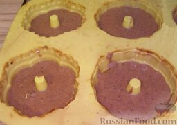 Шоколадные кексы с кефиром и манкой: Разливаем тесто по формам. У меня были силиконовые, порционные.