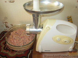 Котлеты "Рыбные": Пропустить через мясорубку филе рыбы, размоченный в молоке хлеб, обжаренные лук и морковь.