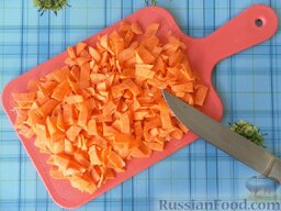 Узбекский плов с курицей: Морковь нарезаем пластинками.