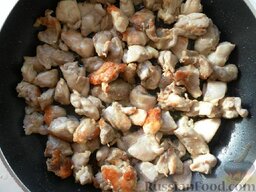Узбекский плов с курицей: Обжариваем мясо до румяного цвета на сильном огне.