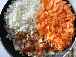 Узбекский плов с курицей: Добавляем лук и морковь.