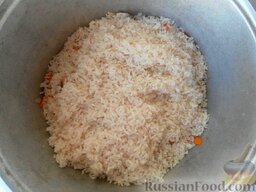 Узбекский плов с курицей: Засыпаем сверху предварительно промытый рис.