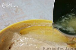 Торт "Прага": Влить по краю растопленное сливочное масло, остуженное до температуры около 30 градусов. Осторожно перемешать.