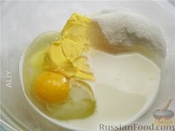 Торт "Муравейник": Масло, молоко, яйцо, сахар и ванильный сахар перемешала.
