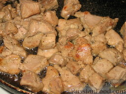Телятина с тыквой: Нагреть на сковороде растительное масло, обжарить на нем мясо до готовности,  посолить, поперчить и переложить в другую посуду.
