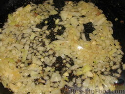Телятина с тыквой: На сковороде 3 минуты обжаривать лук и чеснок.