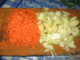 Слоеное жаркое: 2 луковицы порежем четьвертькольцами.  1 длинную морковь потрем на терке.  Очистим 5-6 шт. картофеля и порежем его дольками как для фритюра, но тоньше.