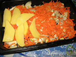 Слоеное жаркое: На дно противня выкладываем лук, потом морковь. Потом выложим слоем половину  картофеля. Посолим и поперчим и посыплем сухим базиликом.