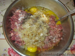 Фальшивая "Фаршированная шейка": Куриный фарш, резанные печень и сердечки высыпать в миску. Добавить яйца, жареный лук, соль, перец и манку.
