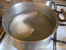 Суп куриный с брокколи: Как приготовить куриный суп с капустой брокколи:    Сварить бульон из куриного окорочка с лавровым листом.