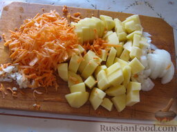 Суп куриный с брокколи: Почистить и помыть лук, картофель и морковь. Морковь натереть на терке. Лук и картофель порезать кубиками (картошку - как для салата «оливье»). Почистить и порезать чеснок.