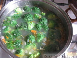 Суп куриный с брокколи: Варить куриный суп с брокколи ровно 5 минут от момента закипания. Посолить и поперчить по вкусу.