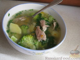 Суп куриный с брокколи: Куриный суп с капустой брокколи снять с огня и дать постоять 10 минут. Разлить суп в тарелки и посыпать мелко нарезанной зеленью свежей петрушки.