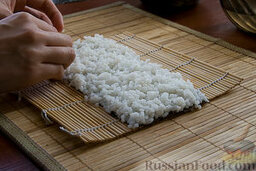 Как приготовить роллы: Рис нужно немного прижимать пальцами, но без фанатизма.