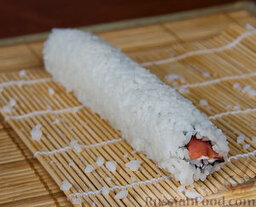 Как приготовить роллы: На фотографии видно, что рис прилипает к ковру, этого не случится, если будет на нем пищевая пленка. Мне не повезло)