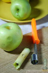 Оладушки с яблоками: Во, как красиво получается!  Конечно, не обязательно эдак выпендриваться, можно и обычным ножом вырезать.