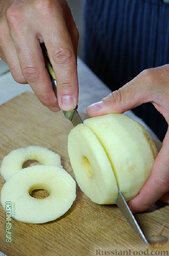 Оладушки с яблоками: Кожуру очистил и нарезал яблочки ломтиками-кружочками, миллиметров по пять толщиной.