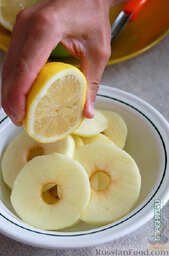 Оладушки с яблоками: Чтобы не темнели, сбрызнул лимонным соком. Хотя, это уже излишество - кто будет рассматривать, темные в оладьях яблоки или нет, правда?