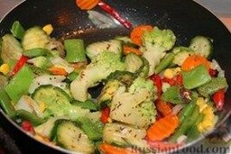 Ужин за 15 минут: макароны с фаршем и овощами: На третьей - овощи из заморозки с сухим базиликом.