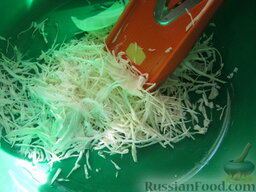 Засолка капусты: Капусту нашинковать любым удобным Вам способом. Мытую морковь почистить, натереть на терке.