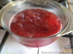 Клюквенный кисель: Влить разведенный крахмал в горячий ягодный отвар. Затем добавить отжатый сок. Довести до кипения, помешивая кисель.
