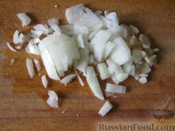 Овощное карри с цветной капустой: Почистить и помыть лук. Порезать на кубики. Чеснок почистить и мелко порубить.