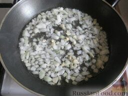 Овощное карри с цветной капустой: Нагреть сковороду, налить растительное масло , чтобы было 0.5 см в сковороде. Обжарить лук с чесноком  до прозрачности и мягкости.
