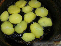 Грибы по-деревенски: Нагреть сковороду. На сливочном масле картофель обжарить по 2-3 минуты с каждой стороны до золотистого цвета.
