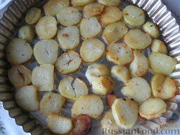 Грибы по-деревенски: Нагреем духовку до 180 градусов. Подготовленный картофель уложить в форму для запекания. Сверху на картофель выложить тушенные грибы.